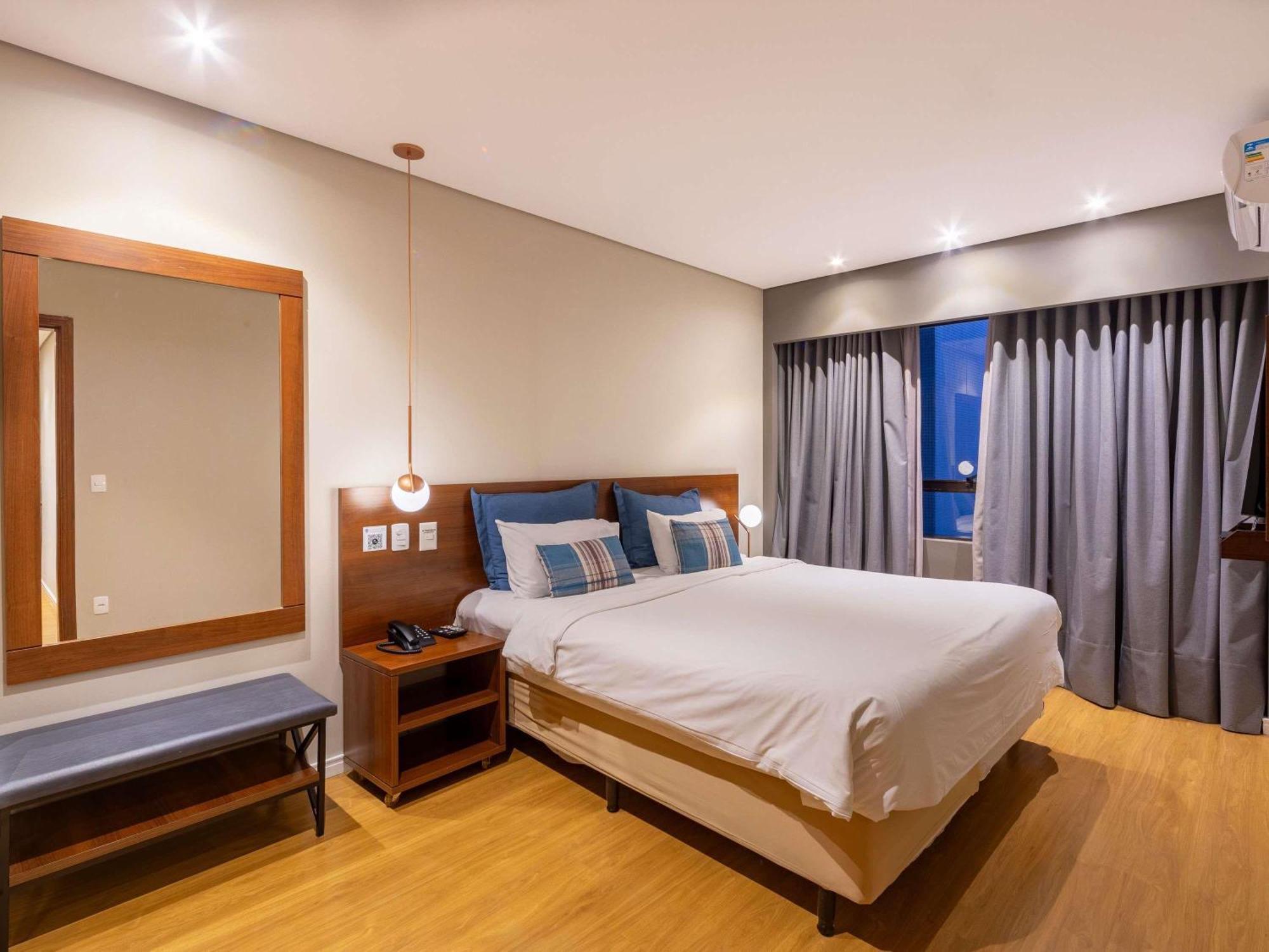 Quarto Familiar com 1 Cama de Casal, 2 Camas Individuais e 1 Sofá-cama